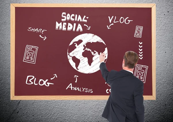 Άνθρωπος των επιχειρήσεων με βάση ένα μαυροπίνακα της γης και ένα γραφικό κοινωνικών μέσων μαζικής ενημέρωσης — Φωτογραφία Αρχείου