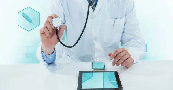 의사는 청진 기를 사용 하 여 태블릿 — 스톡 사진