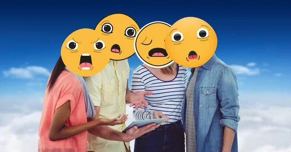 Menschen mit verschiedenen Emojis im Gesicht — Stockfoto