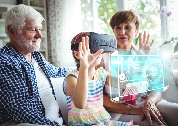Criança usando Vr fone de realidade Virtual com Interface com os avós Imagens De Bancos De Imagens