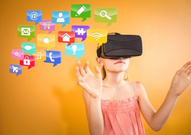 VR sanal gerçeklik kulaklık arabirimi ile giyen kız