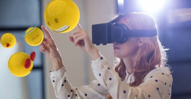 Kadın VR gözlüklerle gördün emojis dokunmadan