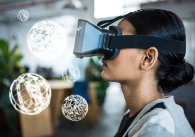 VR sanal gerçeklik kulaklık arabirimi ile giyen kadın