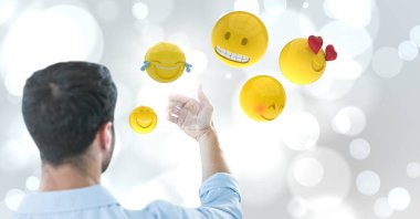 Arka cam aygıt emojis ve flare ile beyaz bokeh karşı gidiyor adam