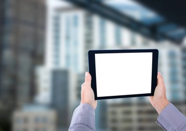 otobüs istasyonunda tablet ile el