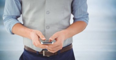 Adam telefonu bulanık mavi ahşap panel karşı bölümle