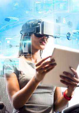 VR sanal gerçeklik kulaklık arabirimi ile giyen kadın