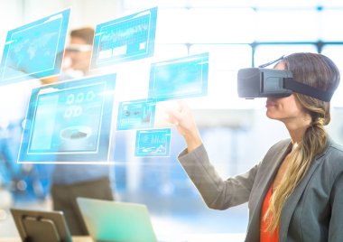 VR sanal gerçeklik kulaklık arabirimi ile giyen kadın