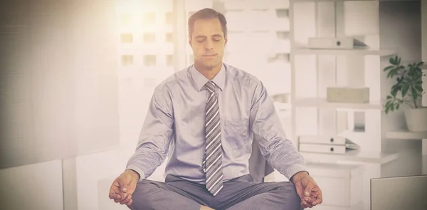 Zakenman mediteren op tafel — Stockfoto