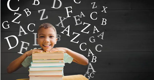 Cyfrowo wygenerowany obraz uśmiechnięty chłopiec trzymania książek z liter w tle — Zdjęcie stockowe