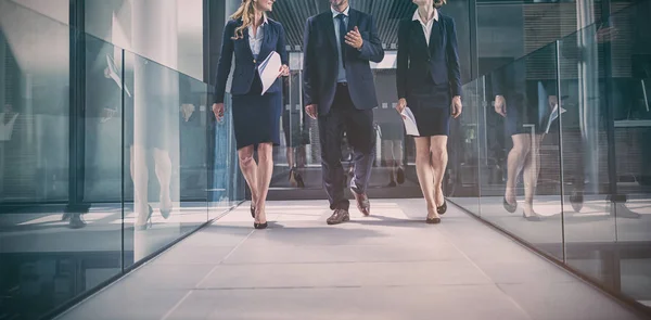 Empresarios caminando en la oficina — Foto de Stock