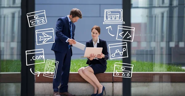 Digitales zusammengesetztes Bild von Geschäftsleuten, die Technologien durch Symbole nutzen — Stockfoto