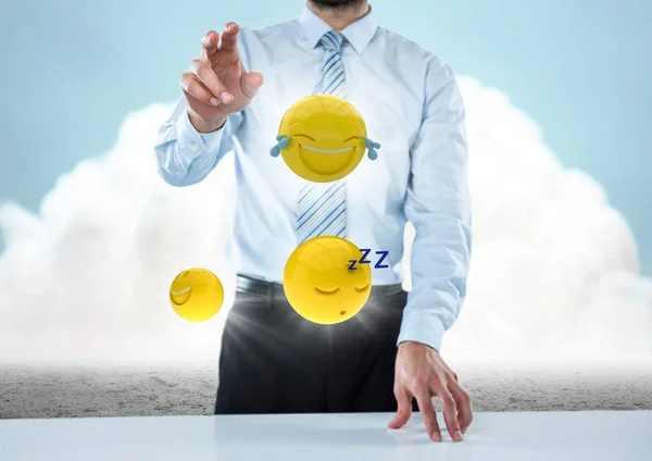 Mann am Schreibtisch mit Emojis — Stockfoto