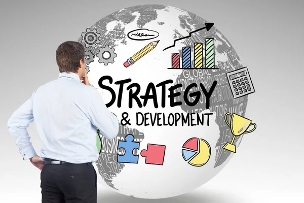 Rückansicht des Geschäftsmannes mit Blick auf Strategie und Entwicklungssymbole auf dem Globus — Stockfoto