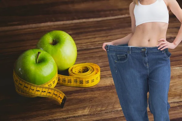 Mujer en jeans sueltos por ensalada — Foto de Stock