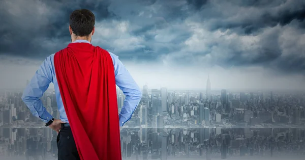Achterkant zakenman handen superheld met op de heupen tegen skyline — Stockfoto