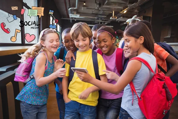 Dzieci w wieku szkolnym inteligentny telefon za pomocą ikony mediów społecznościowych — Zdjęcie stockowe