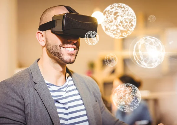 Homem vestindo Vr auricular de realidade Virtual com Interface — Fotografia de Stock
