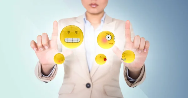 Mujer de negocios con emojis y bengalas entre manos sobre fondo azul — Foto de Stock