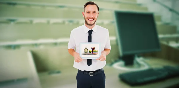 Geeky empresario mostrando su PC tableta — Foto de Stock