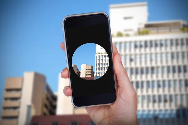 Mano celebración de teléfono móvil — Foto de Stock