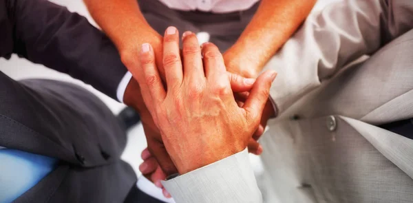 Affärsmän samla sina händer ihop — Stockfoto