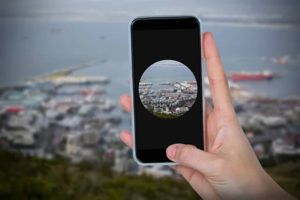 Mano celebración de teléfono móvil — Foto de Stock