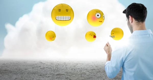 Adamın emojis ile geri ve bulut karşı flare — Stok fotoğraf