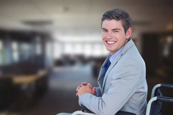 Portrait d'un homme d'affaires assis en fauteuil roulant au bureau — Photo