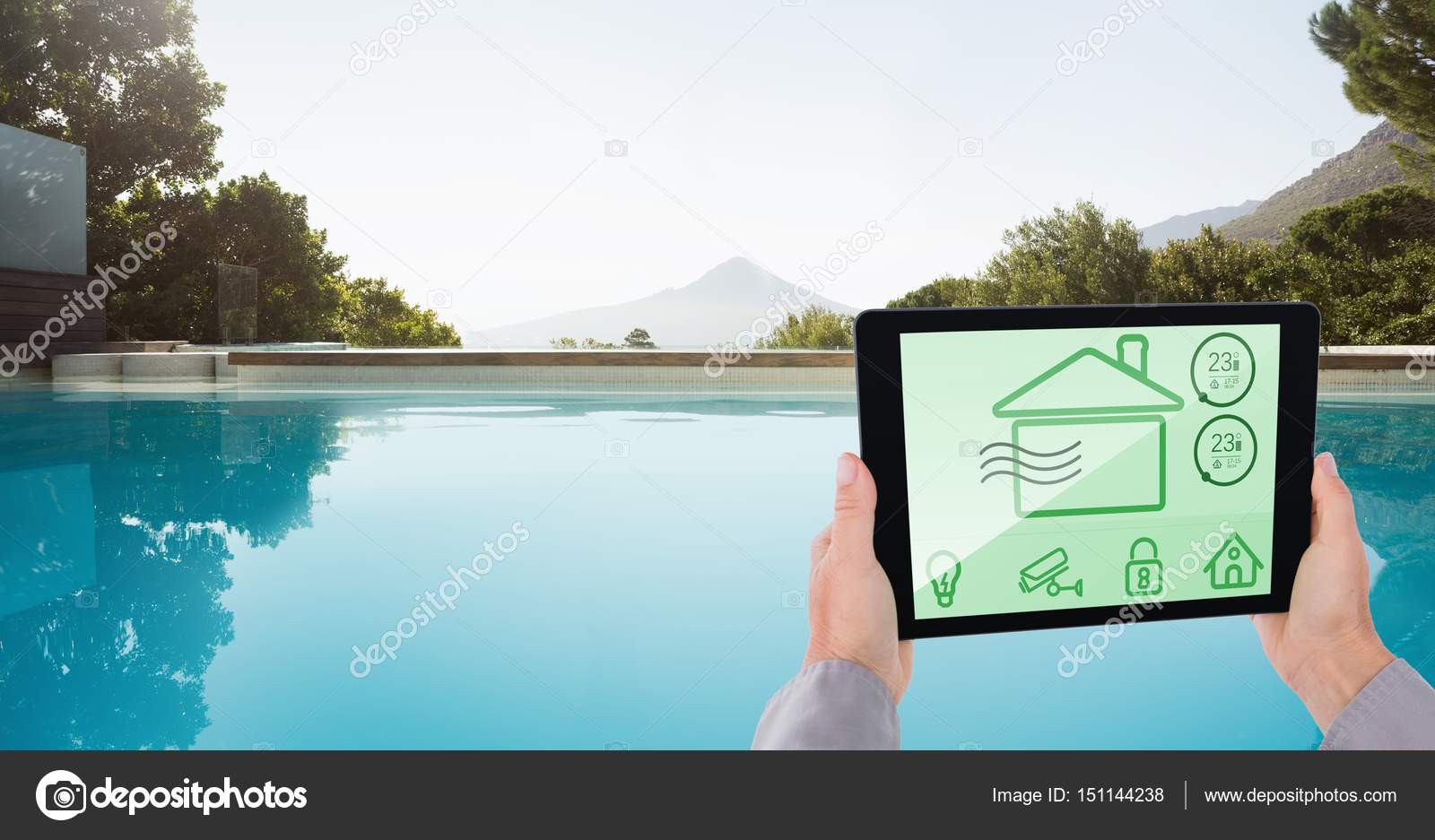 プールサイドでスマート ホームのアプリを使って 手 ストック写真 C Vectorfusionart