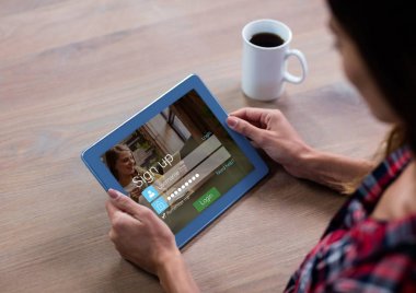 kahve ve tablet kadın ile 