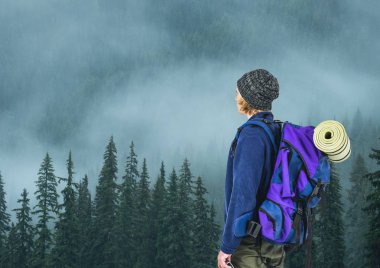 Genç sarışın adam forest yakınındaki gri şapka ile