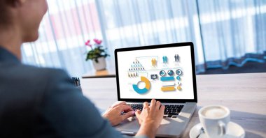 Dizüstü bilgisayar ile çeşitli simgeleri kullanan kadın 