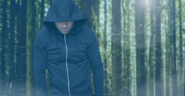 Ceza başlıklı orman önünde