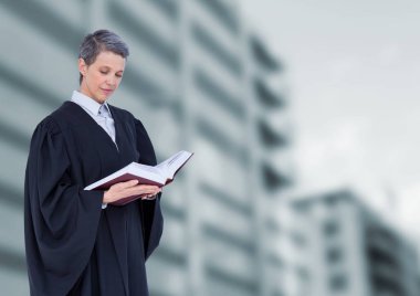 Binaların önünde tutarak kitap yargıç