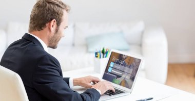 Dizüstü bilgisayar kullanarak Web sayfasında kaydolma işadamı
