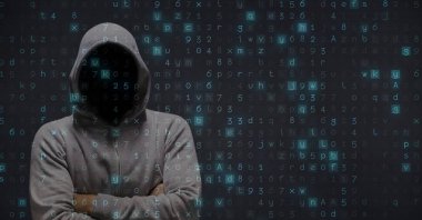 hacker ayakta silah ekran karşı geçti