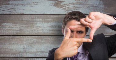 Parmak çerçeve ahşap duvar karşı hale işadamı