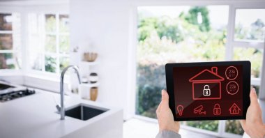 Mutfakta akıllı ev app kullanarak eller