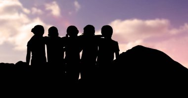 Gökyüzü karşı savaş silahları çevrede ayakta siluet çocuklar