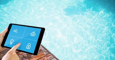 Yüzme Havuzu tarafından dijital tablet'ın ekranda simgeler dokunmadan eller