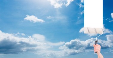 Boya silindiri gökyüzü karşı kullanarak ele