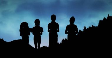 Dağda ayakta siluet çocuklar