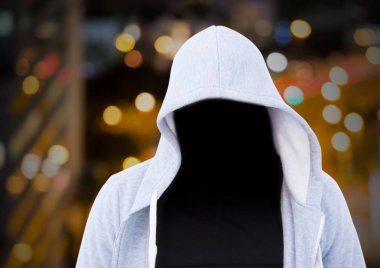 Anonim suçlu adam Hood şehir önünde