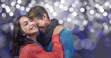 Romantik adam kucaklayan kadın yüzünden arka plan bulanıklık
