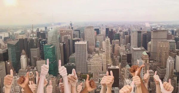 Mains en l'air montrant les pouces en ville — Photo
