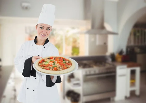 Chef mostrando la pizza en la cocina —  Fotos de Stock