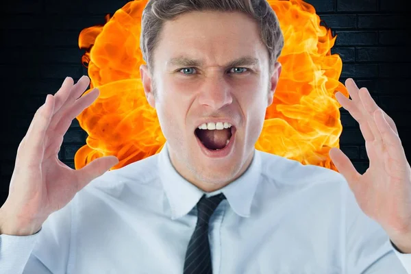 Homem de negócios zangado gritando contra o fogo — Fotografia de Stock