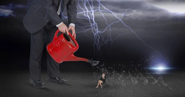 Hombre de negocios riego empleado durante tormenta de trueno — Foto de Stock