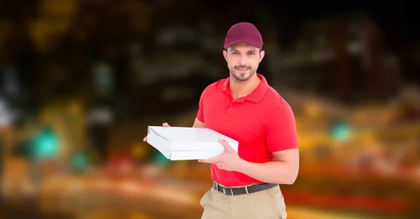 Entrega confiante homem segurando caixa de pizza — Fotografia de Stock
